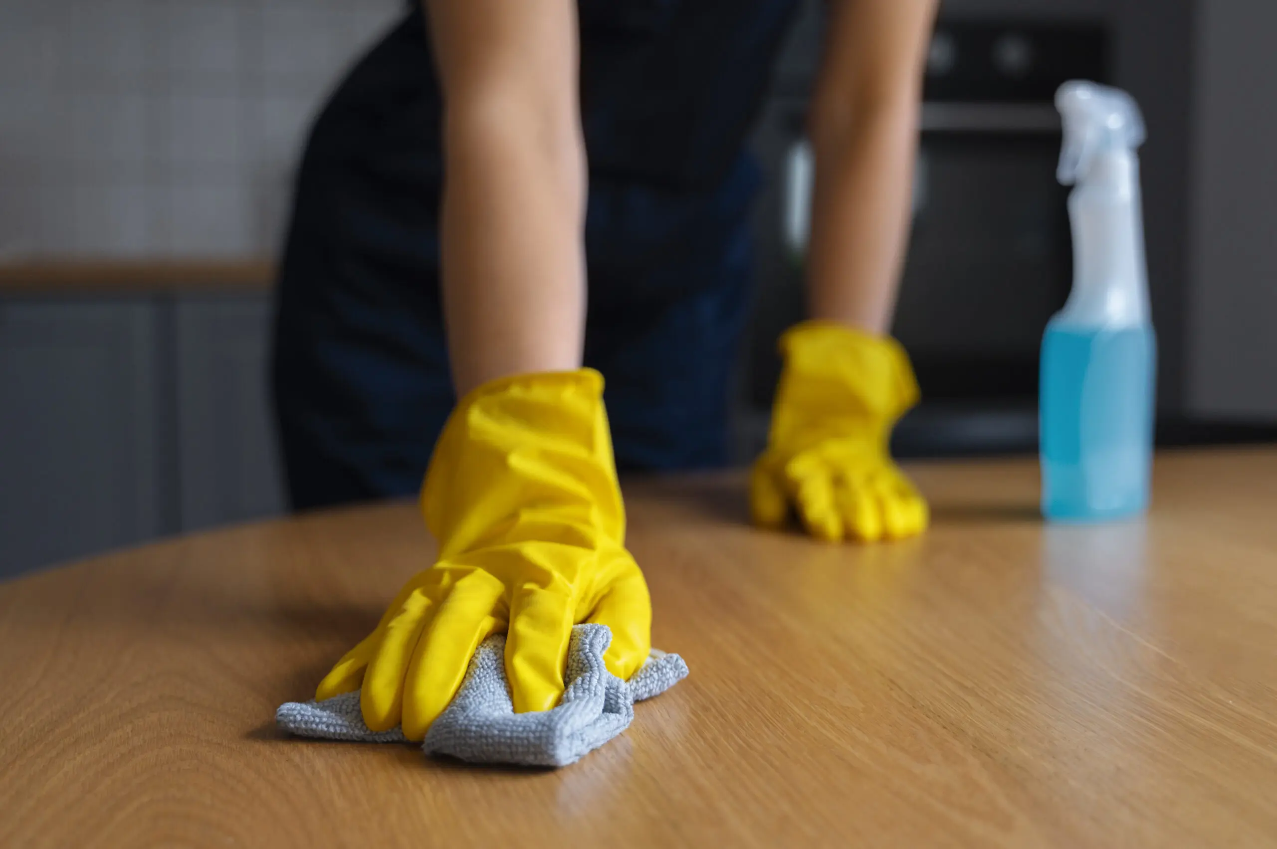 front-view-woman-cleaning-home (1) Aspiration et lavage des sols
